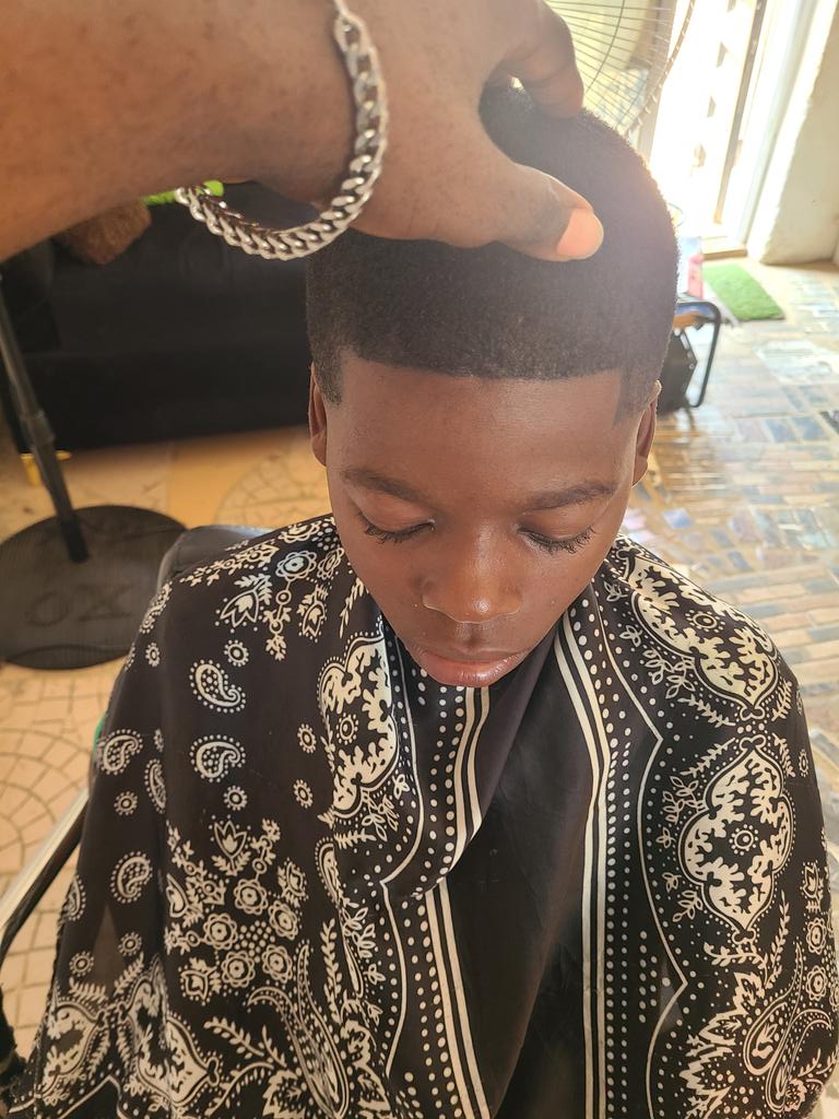 Kola_Emmanuel01's tweet photo. #DoxaUnisexSalon #UnisexSalon #LagosHair #NailsLagos #HairTransformation #MensGrooming #WomensHair #NailArt #Balayage #Fades #Weaves #LagosStylist #Noforija #HairSalonLagos https://t.co/lVIs4WZHTA