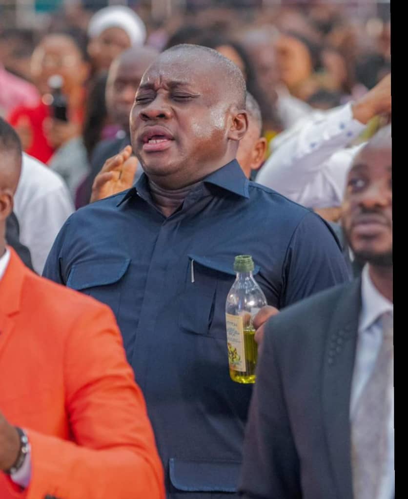 Erwan_reverend's tweet image. #Infos 🔴🇨🇩

Ministre #Guy_Loando, te voilà en train de prier #Dieu avec ton huile d’olive à l’église Chapelle des Vainqueurs, alors que tu fais partie de ceux qui ont contribué au chaos à l’Est du pays.  

À cause d’une mine, plusieurs #Congolais ont perdu la vie.