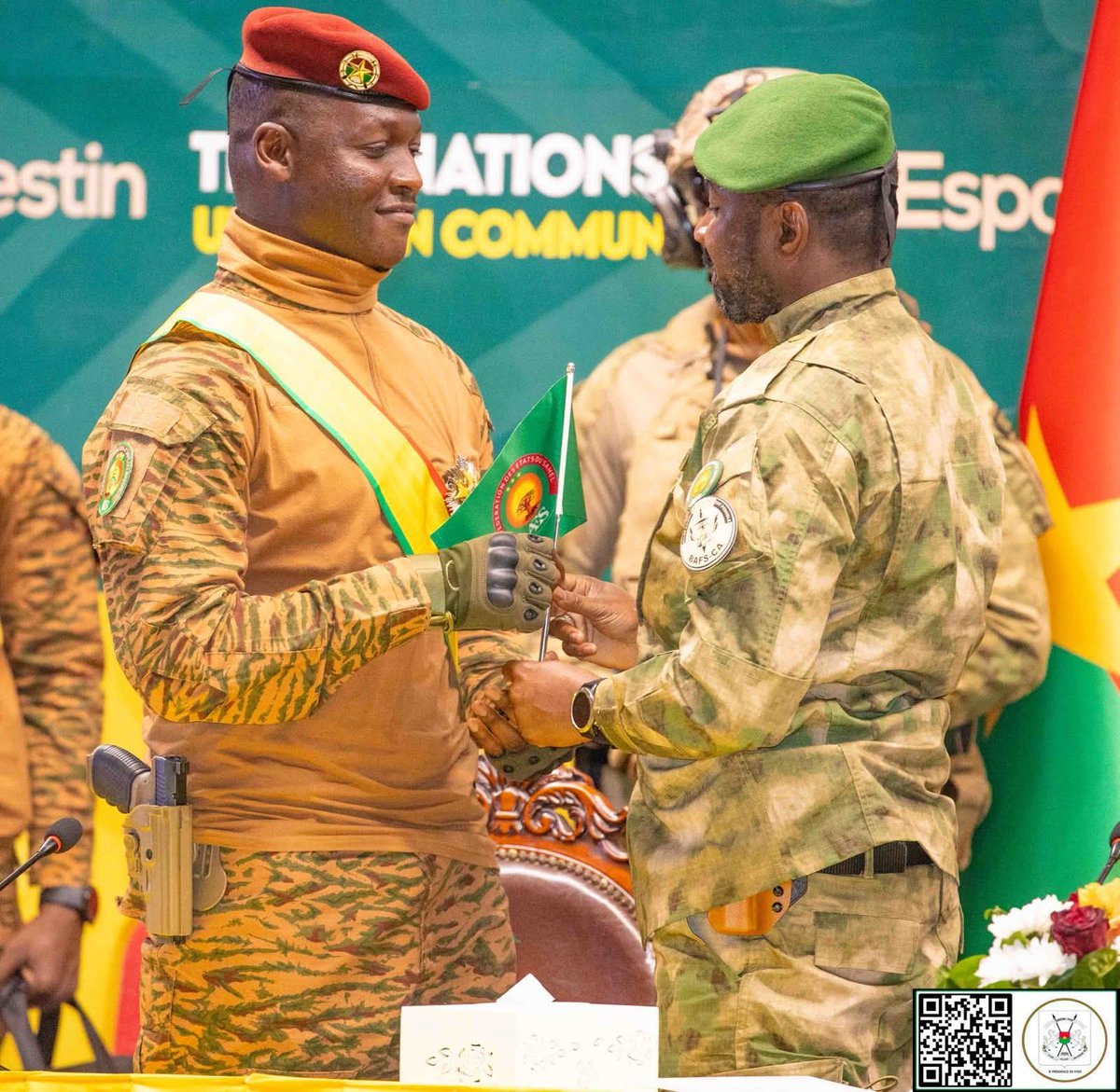 sigbf's tweet image. Clôture de la 2e session du collège des Chefs d’État de l’AES

Le Capitaine Ibrahim TRAORÉ prend la tête de la Confédération des Etats du Sahel

(Bamako, 23 décembre 2025). La 2e session du collège des Chefs d’État de la Conférence de la Confédération des États du Sahel a clos