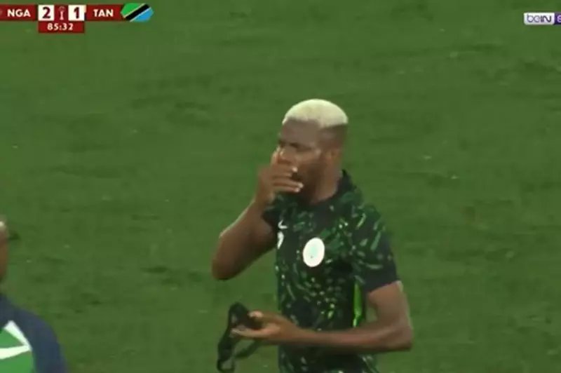 إريك تشيل، مدرب نيجيريا، أجرى تبديلًا في الدقيقة 86 بدخول بول أونواتشو بدلًا من فيكتور أوسيمين، الذي أظهر انزعاجه ورفض مصافحة مدربه، موجهًا له كلمات أثناء خروجه 
