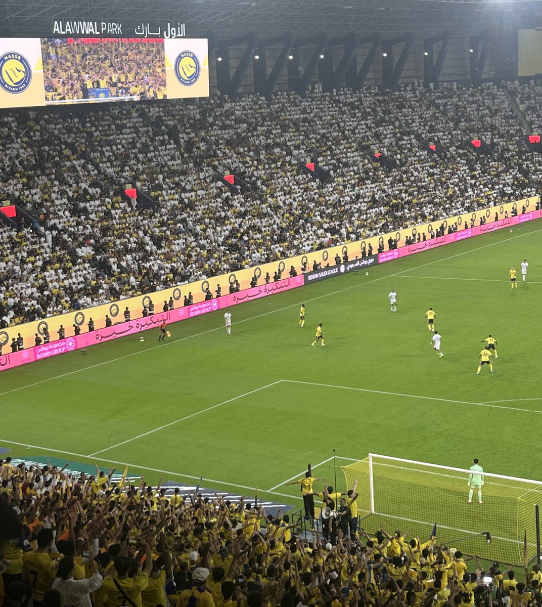 OnlyDexter__'s tweet image. طالَ النَّوى وجاءَ الوصالُ مُبشِّرًا
فتنفَّسَ القلبُ الذي كادَا
يومُ اللِّقاءِ أتى فكانَ كأنَّهُ
عُمرٌ جديدٌ عادَ ميلادَا

#alnassrday