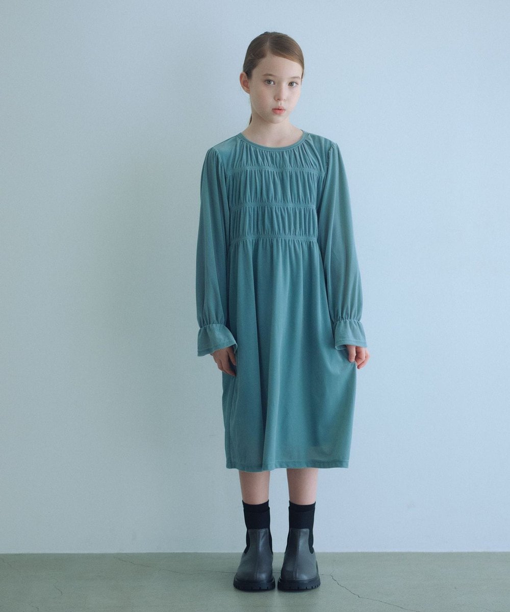 重心を足元にもたせた厚めのソールと、履き込み口はほどよいフィット感