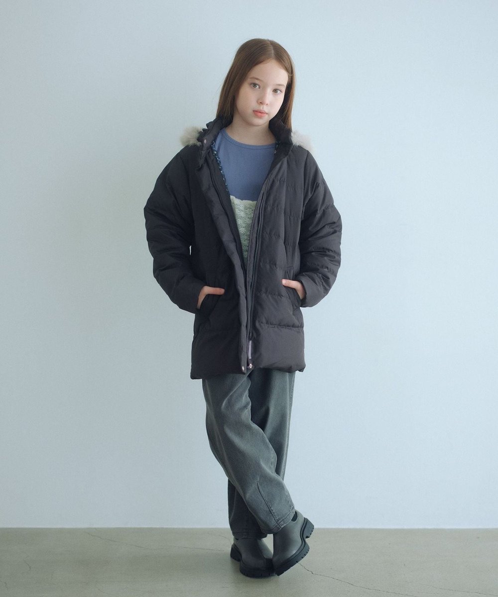 重心を足元にもたせた厚めのソールと、履き込み口はほどよいフィット感