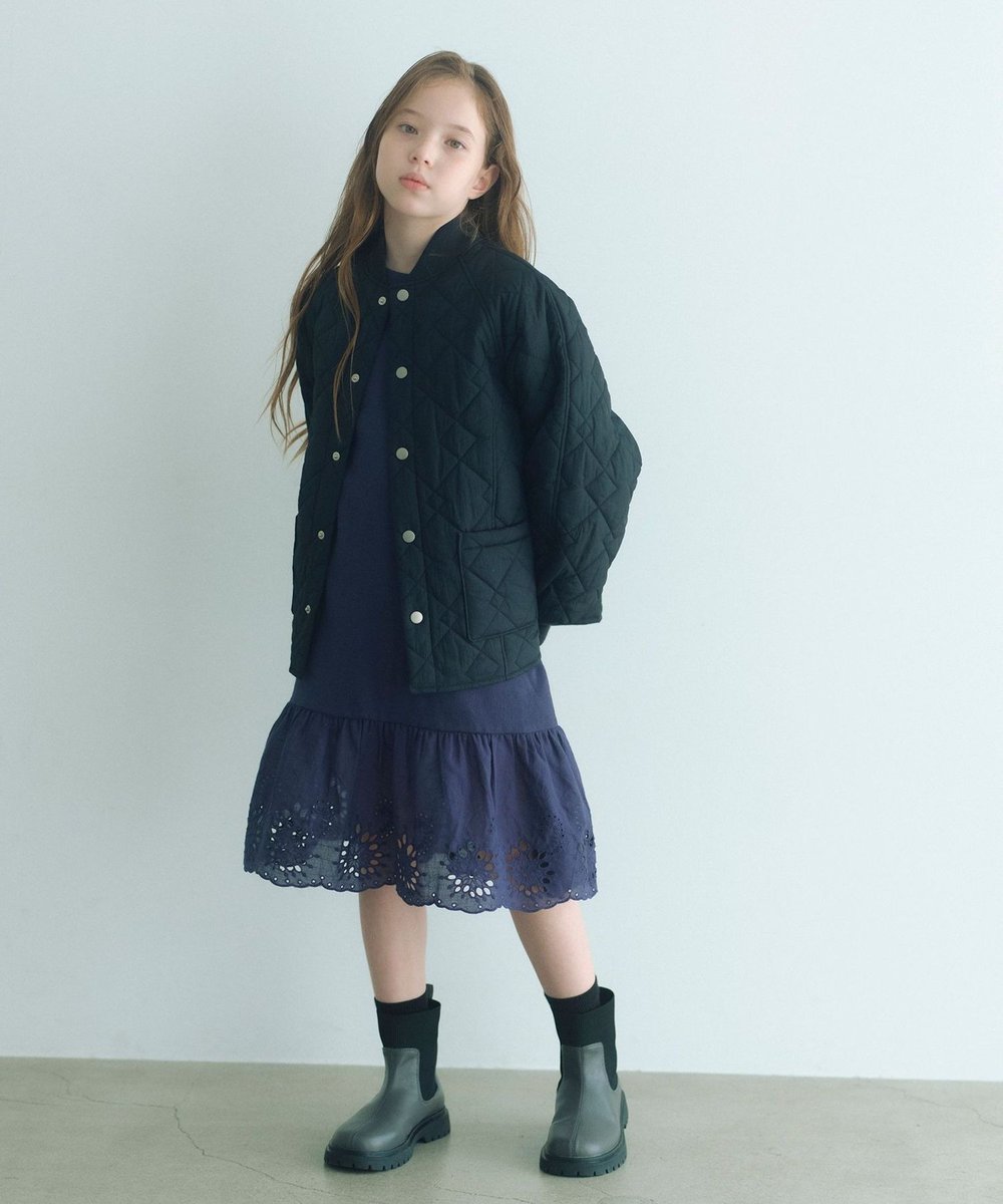 重心を足元にもたせた厚めのソールと、履き込み口はほどよいフィット感