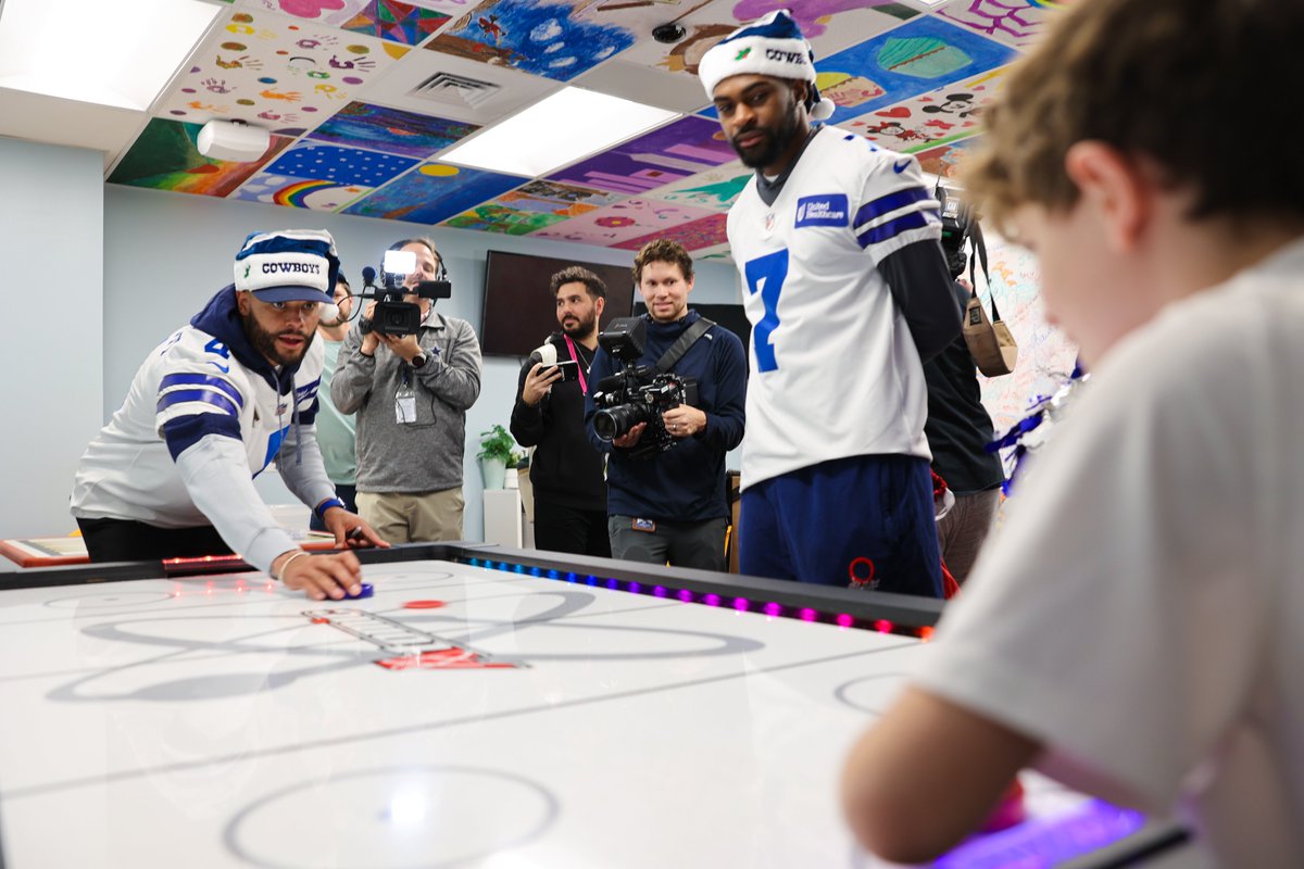 HCAhealthcare's tweet photo. 🎄🏈A holiday win for our smallest patients during #DaysOfCaring! The @dallascowboys brought big smiles to HCA Healthcare’s Medical City Children’s Hospital. From high‑fives to heartwarming moments, they scored major joy for our pediatric patients. #CareLikeFamily https://t.co/3PxsiXR4HW