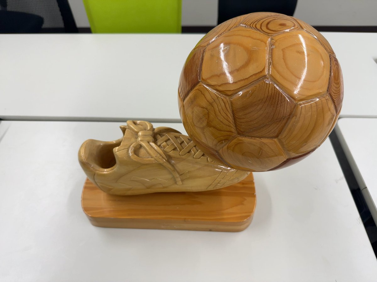 木のボールが増えました 2002年ワールドカップの記念品のものらしい