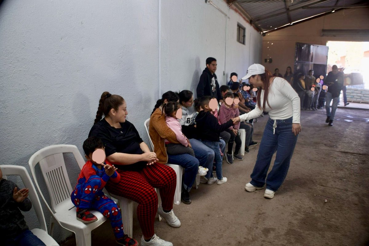 🎄♥️ ¡En la comunidad de #SantaLucía, en #Canatlán, compartimos una Navidad cercana y solidaria! 

Con mucho cariño, entregando cemento y lámparas que fortalecen los hogares; aguinaldos y juguetes que iluminan sonrisas de nuestros hijos. 

Así se vive la Cuarta Transformación: