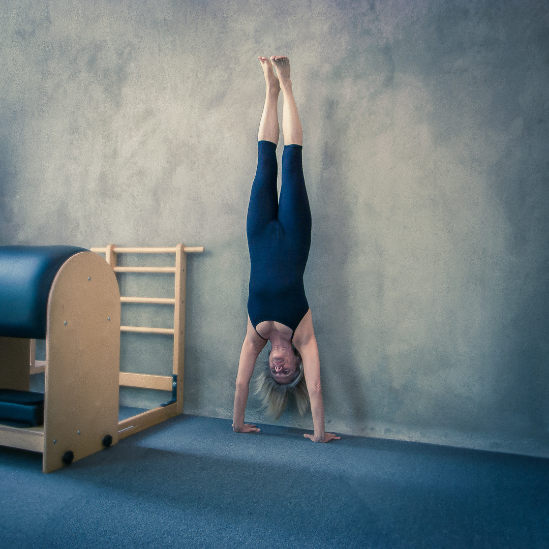 Square1Wellness's tweet photo. Since the world remains one crazy place I find it regularly helpful to turn upside down. Plan on doing this as long as I can, makes life better. #age68 #handstand #turnupsidedown #UpsideDown #fitover65 #coach https://t.co/P0kpvUirm5