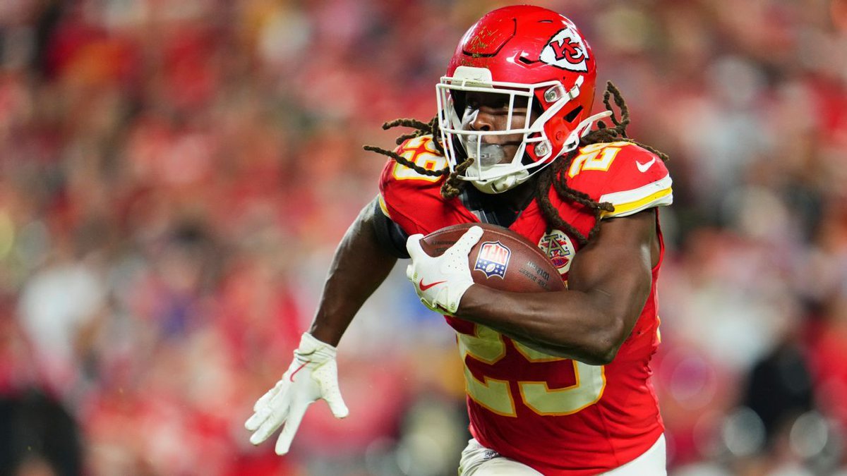 🧵 Here is a list of Week 17 financial incentives to keep an eye on!  

Kansas City Chiefs running back Kareem Hunt is 69 scrimmage yards from earning a $25,000 bonus for passing 750 total yards.