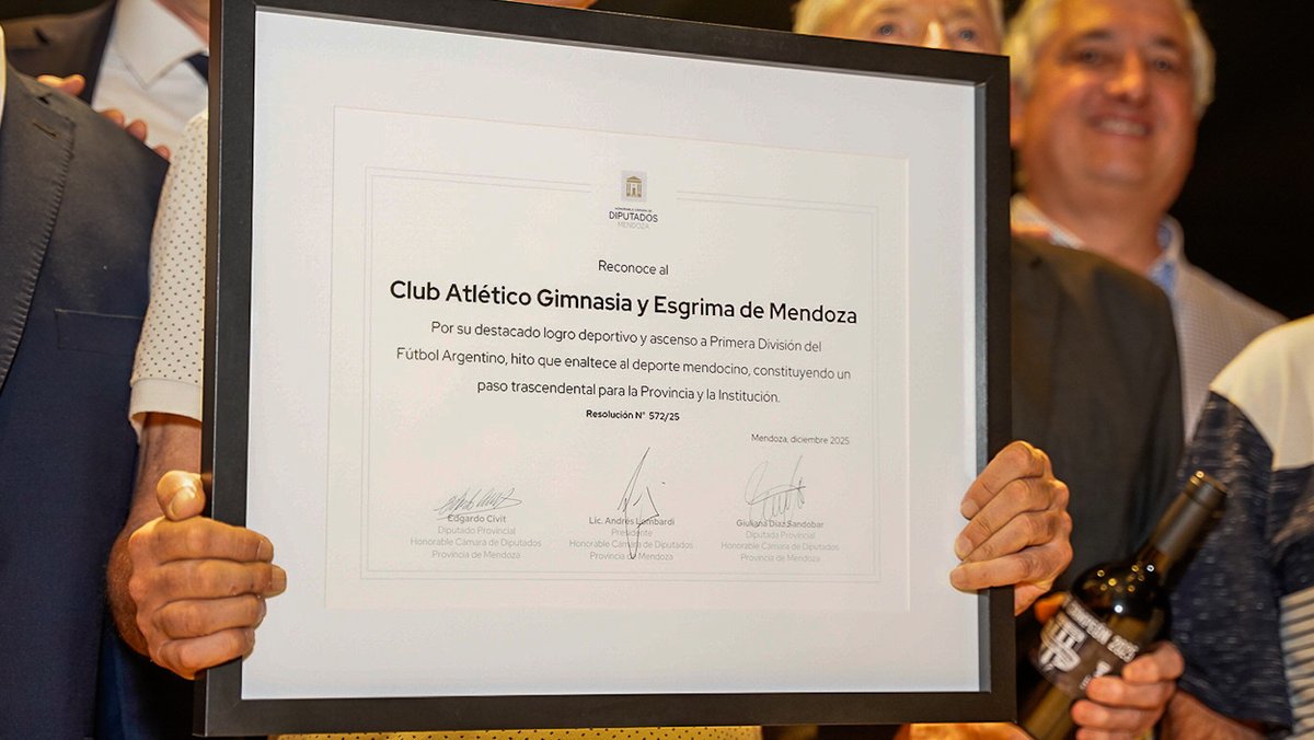⭐ Reconocimiento 
Nuestro Club fue distinguido al mérito por la Legislatura de Mendoza en ocasión del histórico ascenso a la Primera División del fútbol argentino. 

📷 Gentileza Diario Uno
Sigue ⬇️