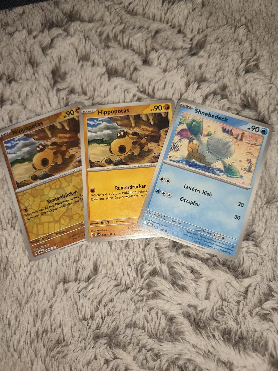 There's only 3 cards in a fun pack.. who thought "yes, let's put 2 of it inside" 
Just a little shine and pattern on a card doesn't make much of a difference 😮‍💨🤣