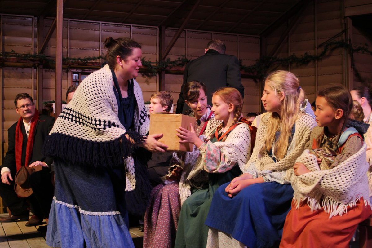 WilderPageant's tweet image. In Walnut Grove in the days of the Ingalls they were also looking forward to Christmas, only much humbler. They made decorations from popcorn, berries or foliage and handmade sewn or knitted items. They used their own stockings and made sure all the holes were darned for Santa.