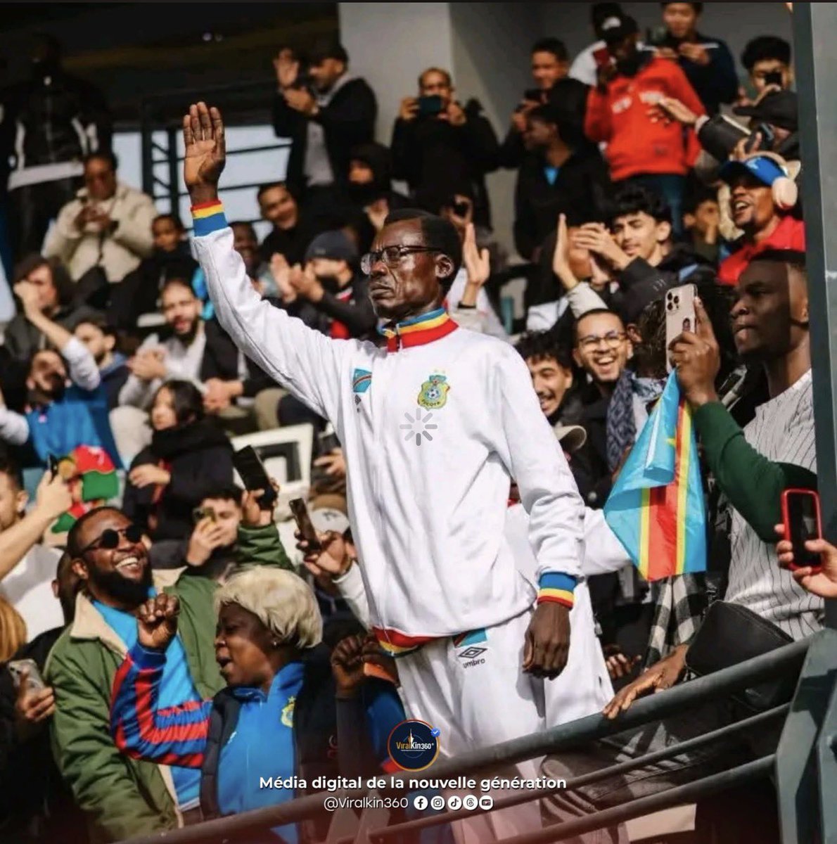 🧲🔻|| Incroyable — L’animateur Lumumba a battu un nouveau record aujourd’hui lors du match, en restant la main levée pendant 115 minutes d’affilée…
Au point de surprendre tous les supporters congolais, béninois et marocains à côté ! 🫡😰
#viralkin360

Rien à ajouter....