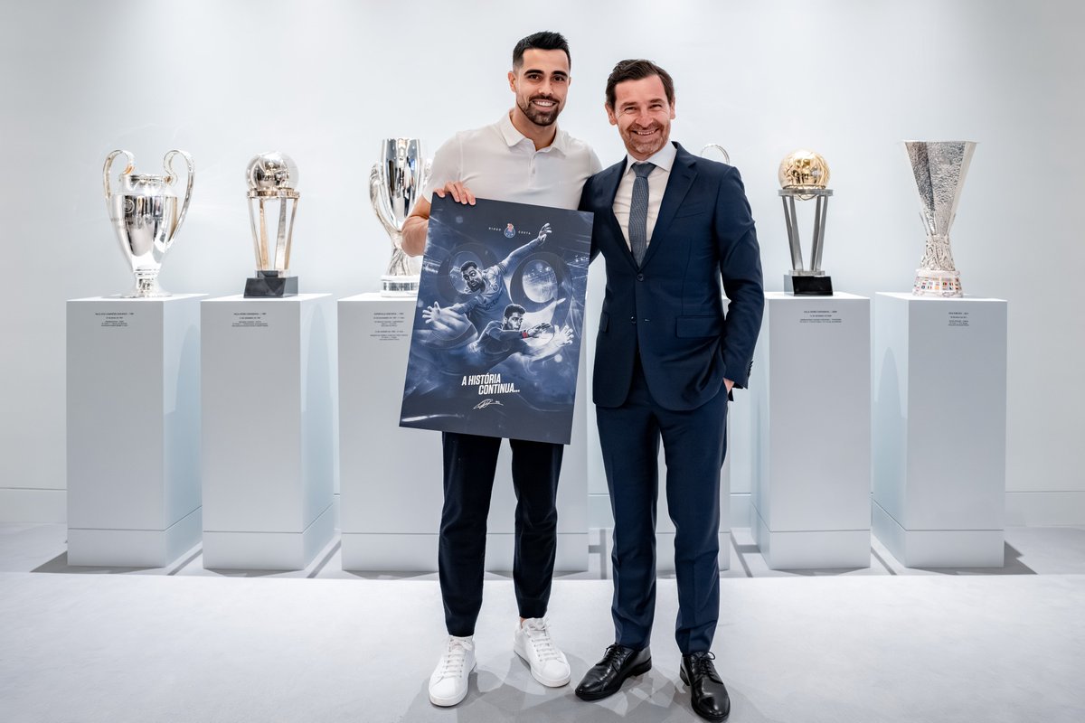 FCPorto's tweet photo. #SeguimosJuntos 🤝 @DiogoMCosta99 https://t.co/WXVZziOl5n