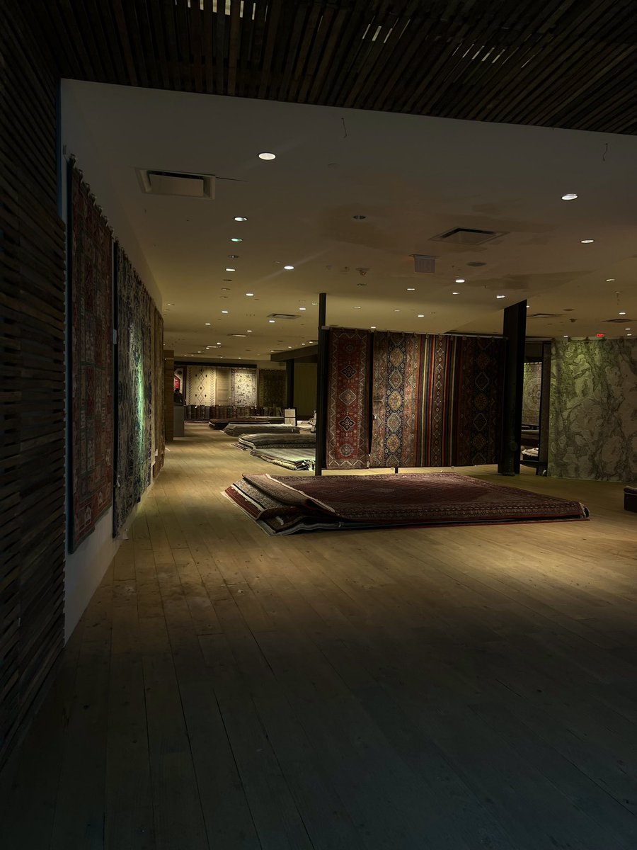 tob1erone's tweet image. absolutely gagged by this random carpet store in a mall in New Jersey