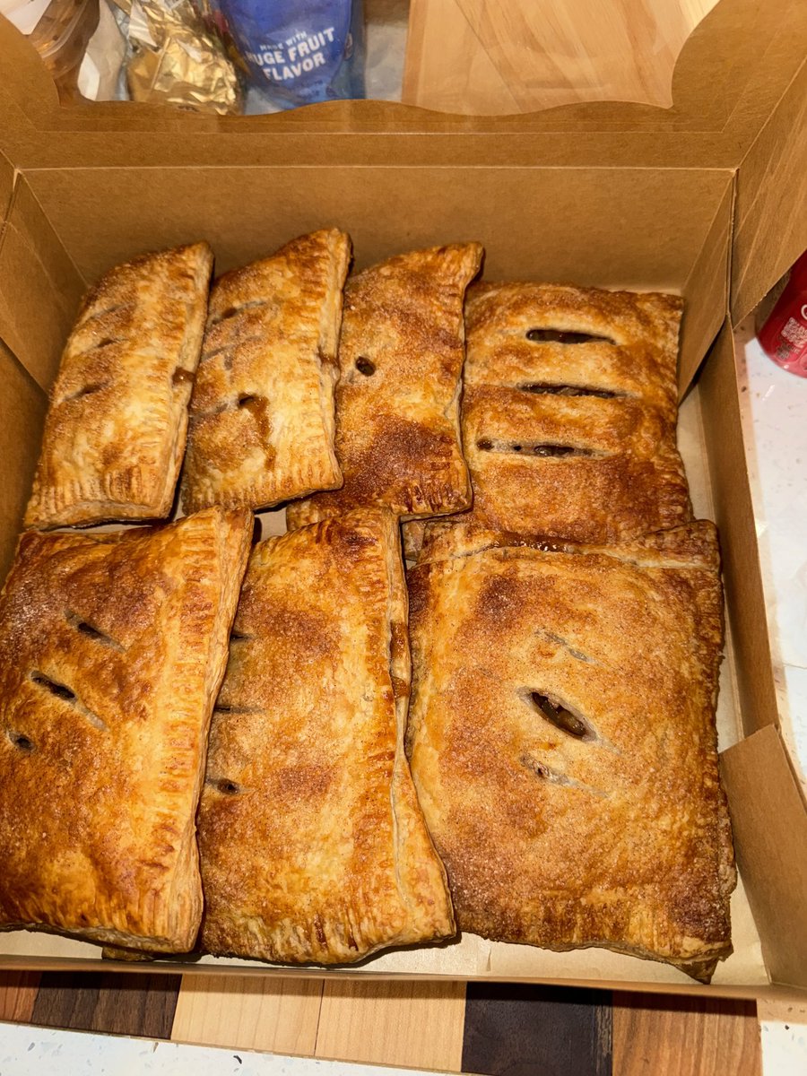 BobbyWilson1004's tweet image. Apple puffs anyone?! 🍎 Anner is on her game today!