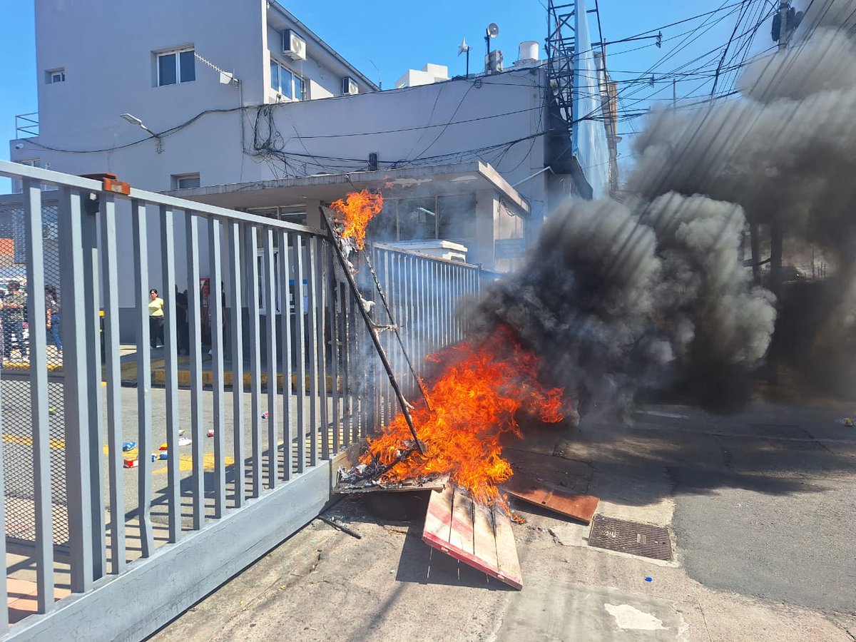 nachomoroni's tweet photo. LANÚS: TIERRA DE NADIE 

Los lanusenses somos rehenes de una nueva interna del kirchnerismo, con violencia, caos y corte total de la Av. Hipólito Yrigoyen. Colectivos que se tuvieron que desviar, vecinos llegando tarde al trabajo y muchos comercios cerrados por miedo durante toda la mañana.

¿El único interés que tienen? Mantener sus cajas políticas.