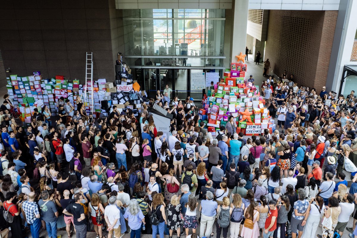 1- Ayer nos  reunimos en el Polo Científico para armar un gran “árbol” que muestre  todo lo que el sistema científico tiene para ofrecer a la sociedad y que  le pertenece a todas y todos los argentinos