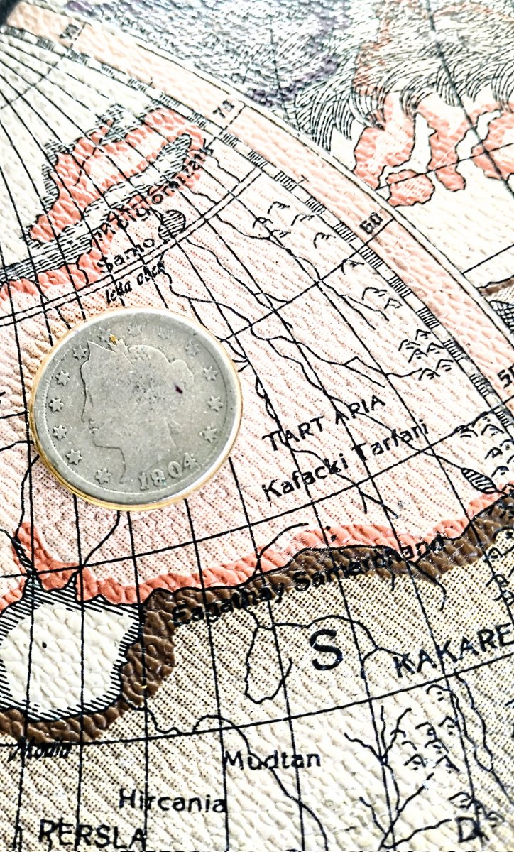 PlanetaryCourt's tweet image. This 1904 V isn't in the best of shape, but after I took the photo I noticed the map. 👀 I've never really looked at the map on my treasure chest?! We really should be more concerned about  cartography and numismatics/numismagic(k)©™ They're getting rid of money, coins of the…