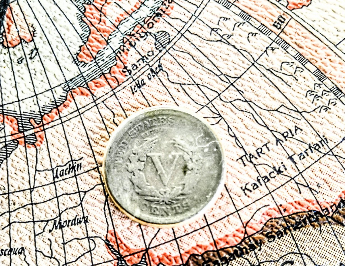 PlanetaryCourt's tweet image. This 1904 V isn't in the best of shape, but after I took the photo I noticed the map. 👀 I've never really looked at the map on my treasure chest?! We really should be more concerned about  cartography and numismatics/numismagic(k)©™ They're getting rid of money, coins of the…