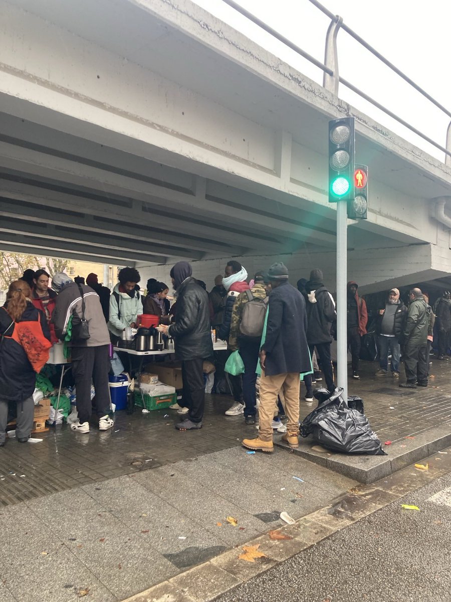 Dies com els d’avui penso… què seria de nosaltres sense l’organització de classe.

La setmana passada (o abans) s’hauria produït un macrodesnonament en silenci i atacs racistes sense resposta.

Honor a tota la meva gent que s’ha trencat la cara durant tots aquests mesos.