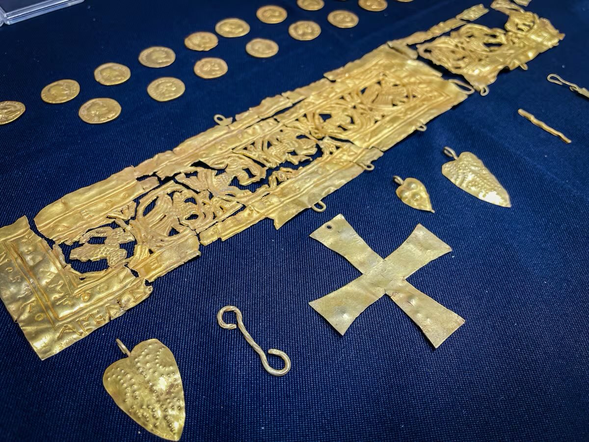 EloyBiar's tweet image. Es brutal la impunidad con la que actúan los piteros en este país. ¿6.000 monedas de plata? ¿Una corona visigoda? No son hechos aislados, es una banda organizada. Si no se pone cerco ya a estas prácticas, será muy difícil extirparlas de la sociedad.