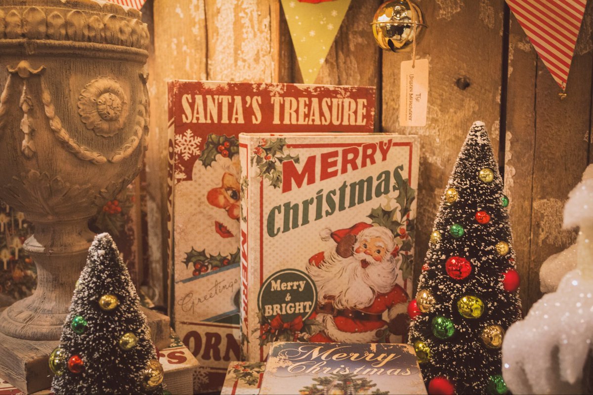 moodflowapp's tweet photo. Trends always come back. 

Our parents’ sneakers, high-waist jeans, glossy wood furniture.

“Retro Christmas” is now having its moment too, but this one feels closer to our heart. 

Here’s why⤵️

#Nostalgia #MentalHealth #HolidaySeason #Emotionalwellbeing https://t.co/KXR1cTLjJf