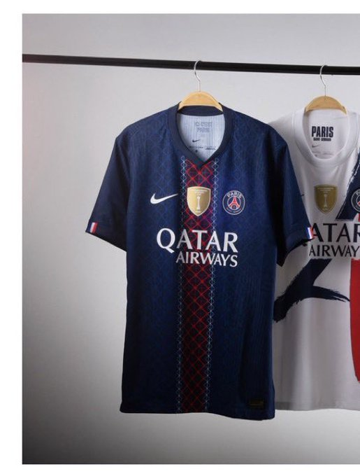 Paristeamfr's tweet photo. Le flocage du badge Champion du Monde sur les différents maillots du PSG 🔴🔵 #TeamPSG 
📸 @Julien_27LS https://t.co/Wj0brrpRXy