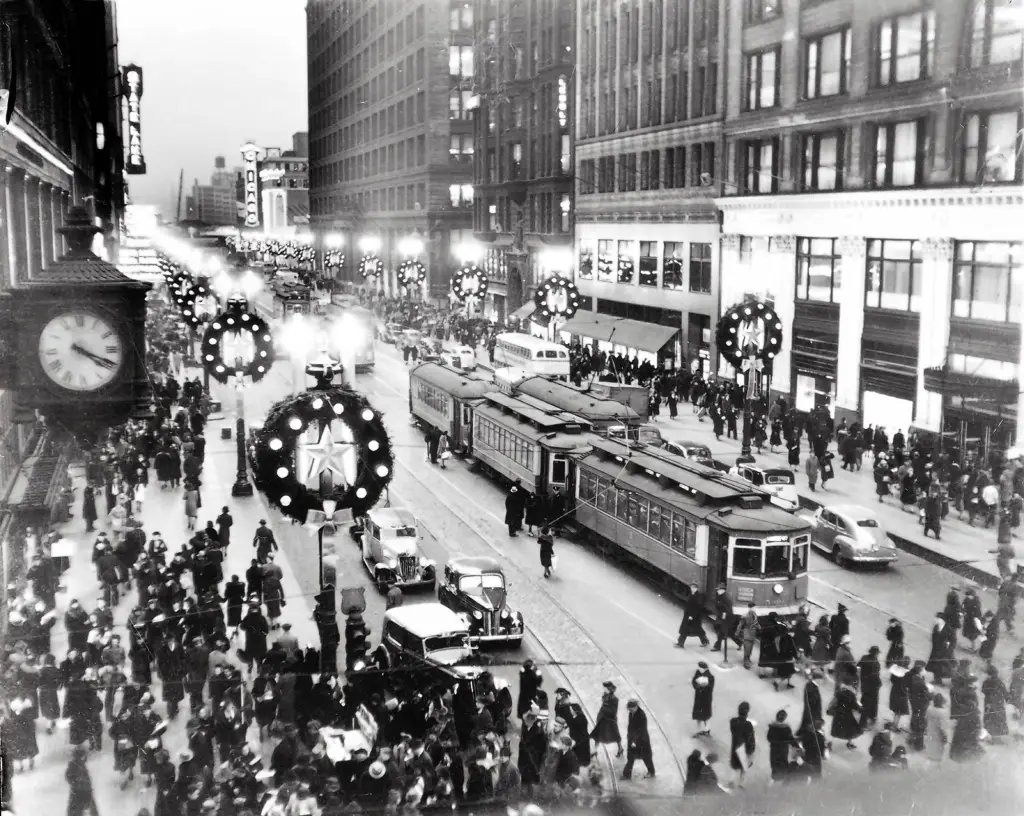 It's almost Christmas, so here's a c.1940 photo of Christmas in Chicago, with the street full of streetcars, the sidewalks bustling with people and the Christmas lights tasteful and elegant.