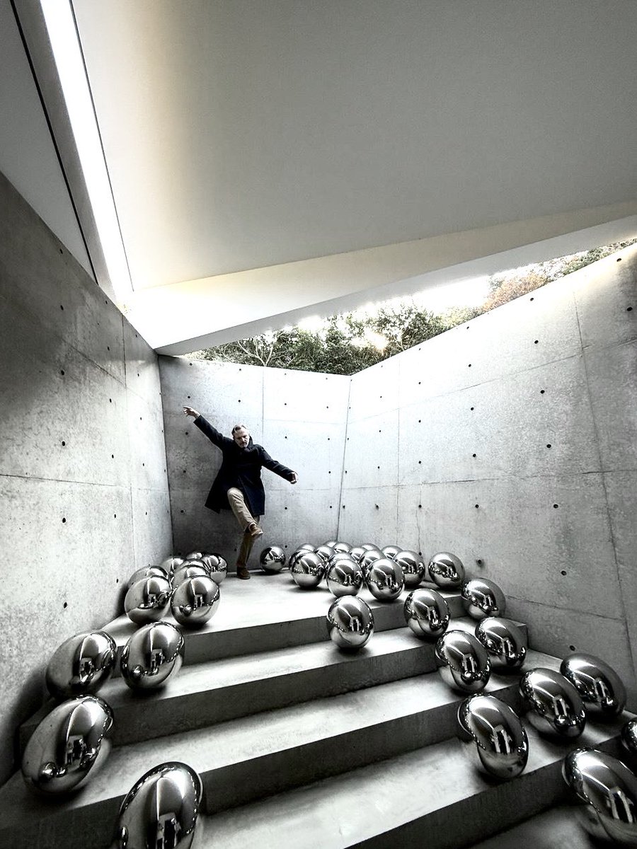 📍 NAOSHIMA… LEE UFAN MUSEUM. 
UNA MARAVILLA VER LA INSTALACIÓN DE #YAYOIKUSAMA EN “THE VALLEY GARDEN”