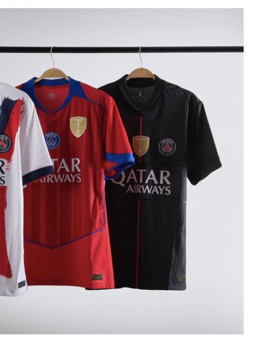 Paristeamfr's tweet photo. Le flocage du badge Champion du Monde sur les différents maillots du PSG 🔴🔵 #TeamPSG 
📸 @Julien_27LS https://t.co/Wj0brrpRXy