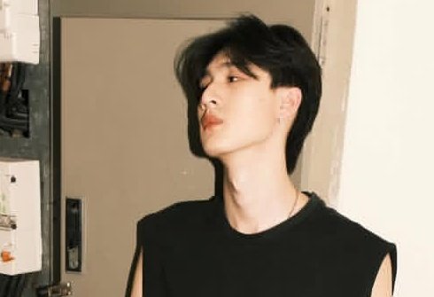 𝗙𝗔𝗠𝗜𝗟𝗜𝗔𝗥 𝗦𝗧𝗥𝗔𝗡𝗚𝗘𝗥

they're a total stranger for each other, but here they are, raising 4 years old kid who called them Ayah and Baba on the most unexpected day. 

— dewtee au