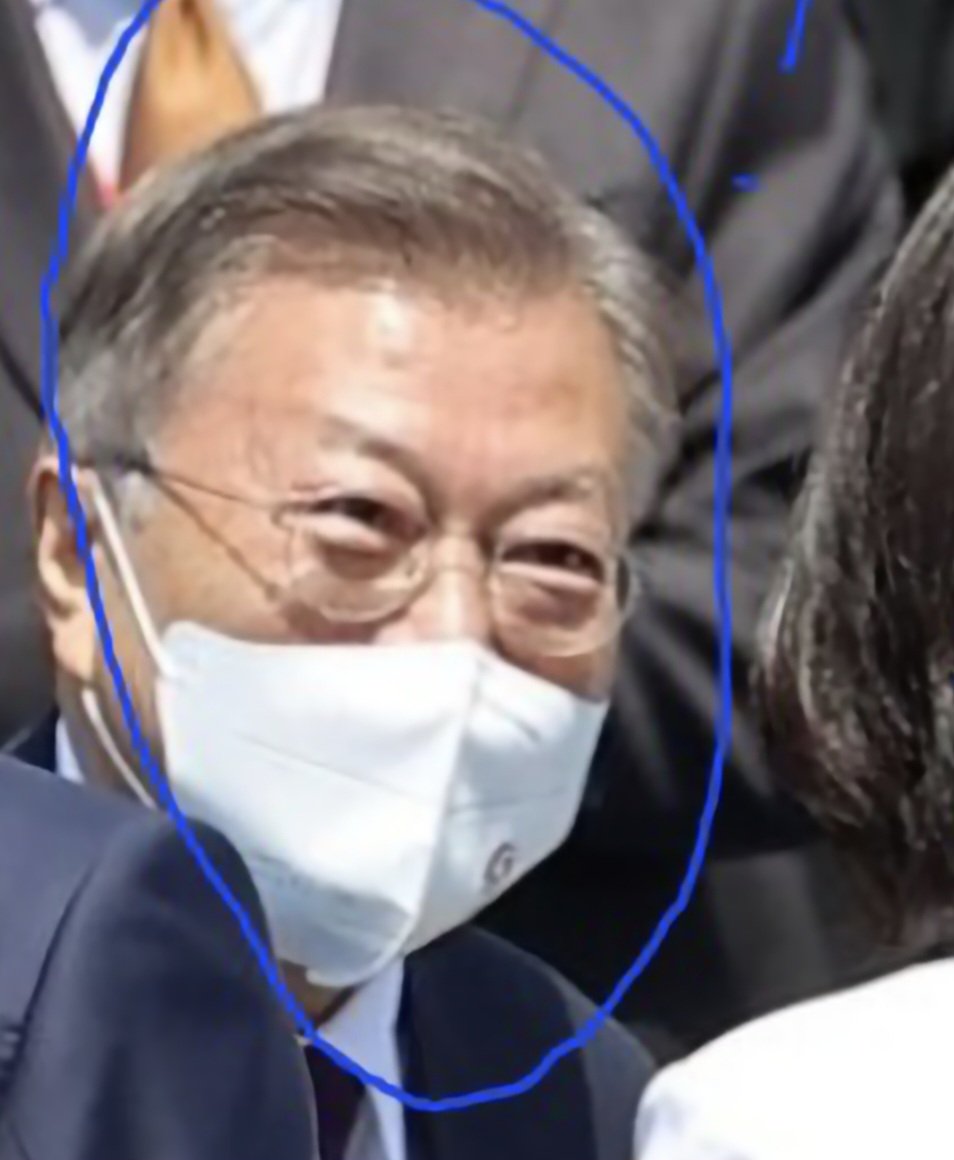 daroot77's tweet image. 문재인을 아주 오래전부터 봐 왔는데.
일견 무뚝뚝해 보이는 이 사람의 표정 중에서 진심으로 우러나오는 가장 밝고 행복해 보이는 표정이 바로 이 날의 표정이다.
윤석열이 대통령에 취임한 날 취임식 장에서 김건희와 만났을 때의 표정이다...