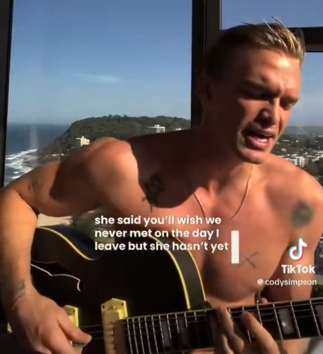 milesangels's tweet image. miley teniendo a un ex llorando por ella y rogándole en público que no se case tras su compromiso a sus 19 y otro ex diciendo que la echa de menos tras comprometerse de nuevo a sus 33...ella es la verdadera diva del espectáculo