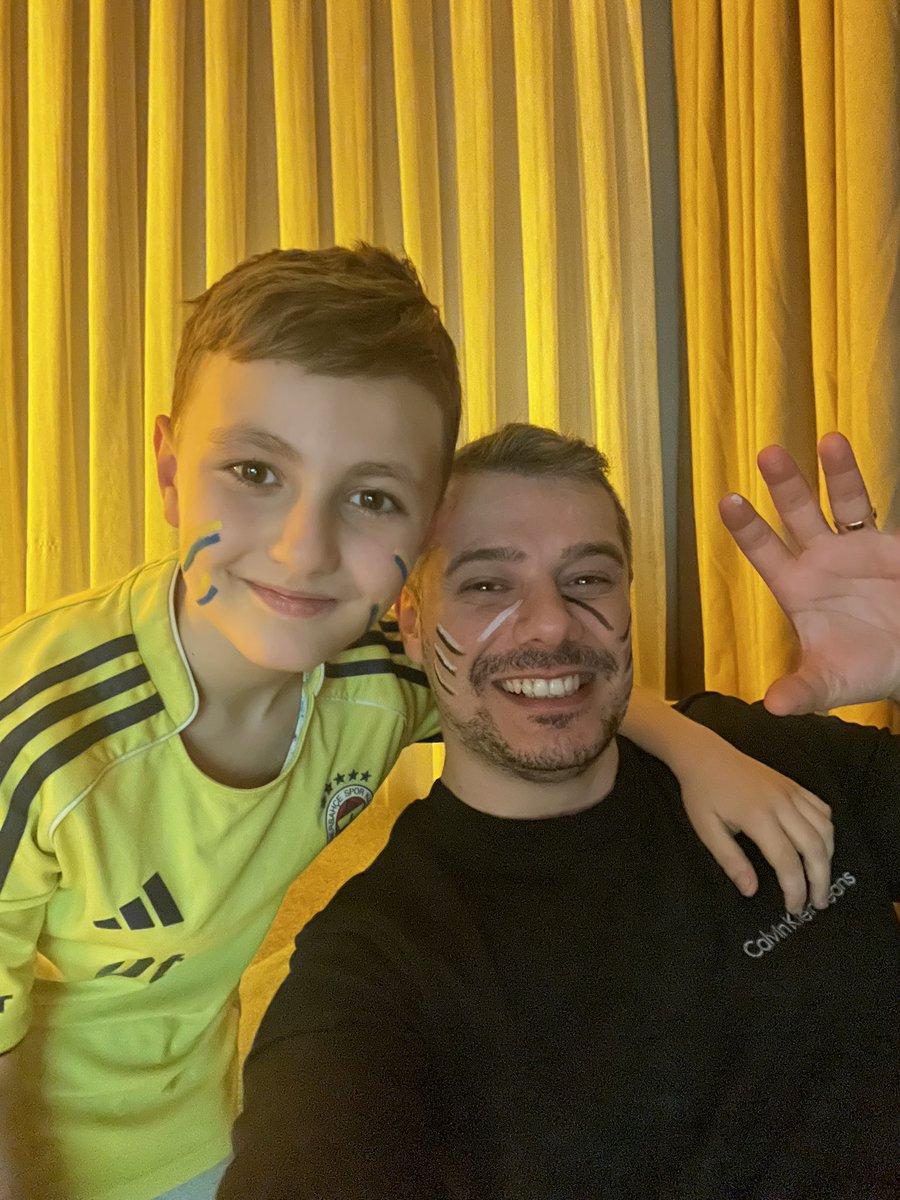 Bir adamın bir oğlu olmalı…
Onun gülüşü için çocuk kalmalı.