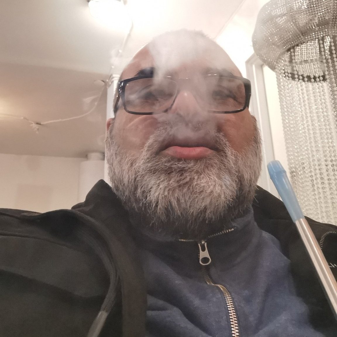 وضع صنعاء وهي تستمتع بمشاهدة صراع الأدوات مع اسيادهم 😂😂😂😂😂😂