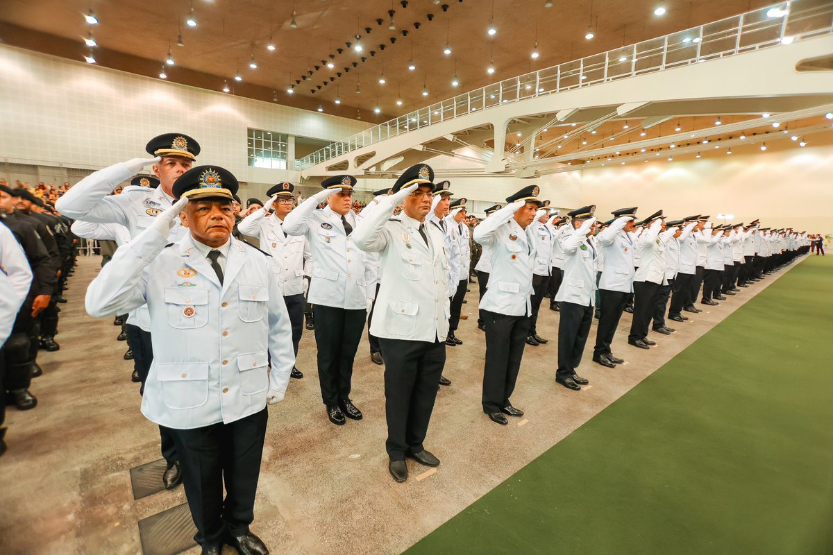 Registros de um momento que simboliza crescimento na carreira e o compromisso renovado com a missão. Avante!
