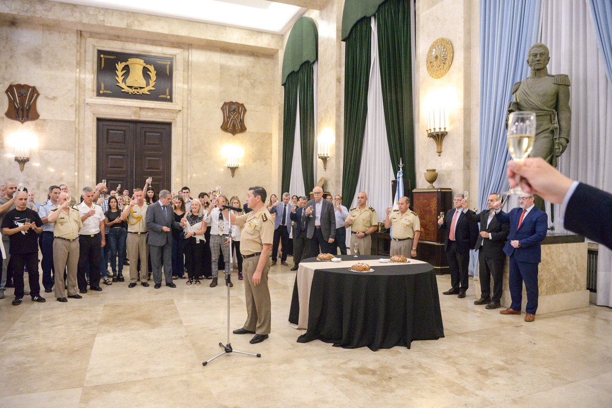 Hoy compartimos el brindis de fin de año en el Edificio Libertador junto a quienes todos los días sostienen el <a href="/MinDefensa_Ar/">Ministerio de Defensa</a>.

Me sumo a este equipo con respeto por el trabajo realizado, con la vocación de aprender y con el compromiso de aportar mi grano de arena para el bien
