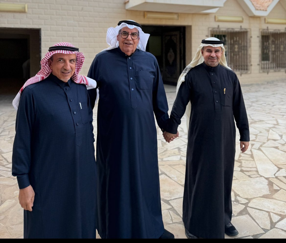 a_hbs's tweet photo. اكتست منطقة سدير اليوم حله جديده في مجال المال والأعمال والصناعه فقد تشرفنا اليوم الثلاثاء في ديوان العم الوجيه محمد بن إبراهيم الحيدري ب #الحصون_سدير عدد من اصحاب السمو الملكي الأمراء واصحاب المعالي وكبار المسؤلين ورئيس اتحاد الغرف السعوديه ورئيس مجلس ادارة الغرفه الاسلاميه للتجاره والتنميه ورؤساء عدد من الغرف السعوديه وكبار رجال المال و الاعمال من جميع مناطق المملكة والحديث عن الفرصة الاستثماريه في المنطقه .
وتناول طعام الغداء في ضيافة رجل الاعمال ابن العم المهندس طارق الحيدري نائب رئيس اتحاد الغرف السعوديه سابقاً .
شهادتي في ابن العم مجروحة ولكن بمثله يفتخر الوطن ومساهمته في تنمية القطاع الصناعي واهتمامه البالغ بمستقبل الصناعه بالمملكة ومنطقة سدير خاصه 
هنيئاً لنا جميعا بهذا الشاب الطموح والشغوف والغيور على بلده وما يقدمه من دعم مالي وعيني وإنشاء عدة مبادرات تخدم ابناء وبنات الوطن للوطن خير برهان .
فعلاً بمثلك اخي الغالي ابو محمد نفخر جميعاً .
كثر الله خيرك وأنعم الله عليك وزادك الله من فضله وحفظ الله والدنا العم محمد بن إبراهيم الحيدري الذي كان له بصمه واضحة من عدة عقود من الزمن في مجال المال والأعمال والصناعه .
#سدير 
#مستقبل_الصناعه_و_الاستثمار