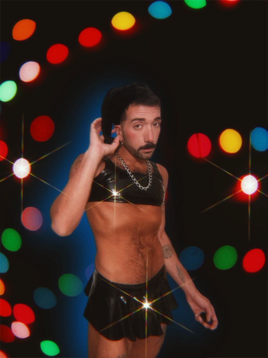GregoryPatrickk's tweet photo. 🎶 deck the halls &amp; wreck my morals 🎶
🎶 fa la la la la, la la la la 🎶

🎄merry xxxmas 2025🎄
love, your fav yuletide menace

wearing the classic jock skirt &amp; (re)wearing the classic bralette both in black by the one &amp; only Kennie Mas 🤭🥰 https://t.co/az3UuvAt5K