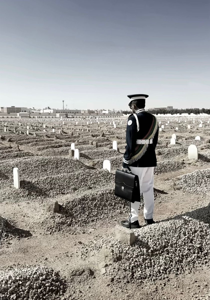 لقطة إنسانية مؤثرة:

شاب يزور قبر والدته عقب تخرجه، بعد تحقيق حلمها الذي طالما تمنته 🥺💔.