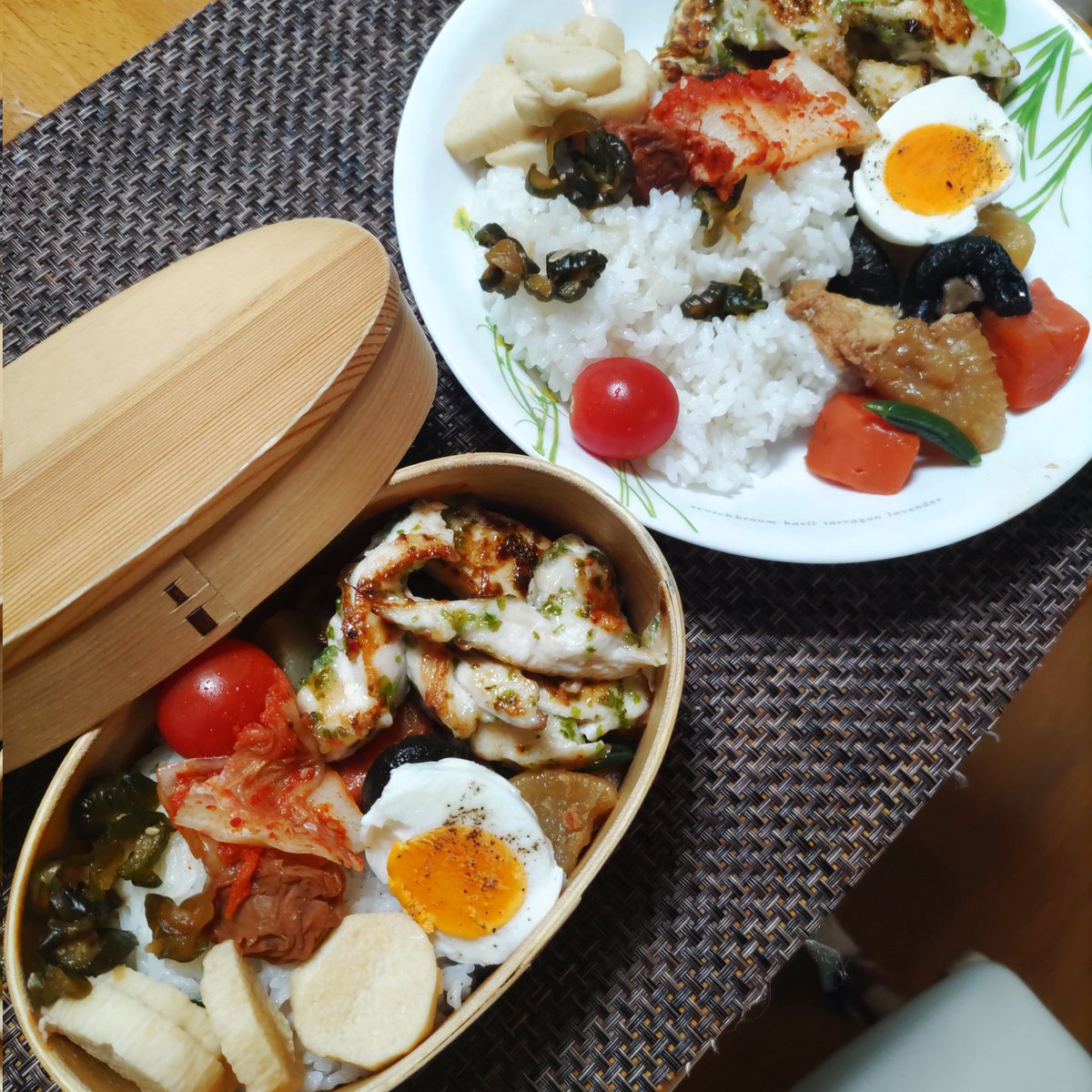 mayu2wind's tweet image. 今日の曲げわっぱお弁当は、ササミの磯辺焼き、ゆで卵、厚揚げの煮物、長芋の醤油漬け、胡瓜の漬物、キムチ、ミニトマト、梅干し、白米。
