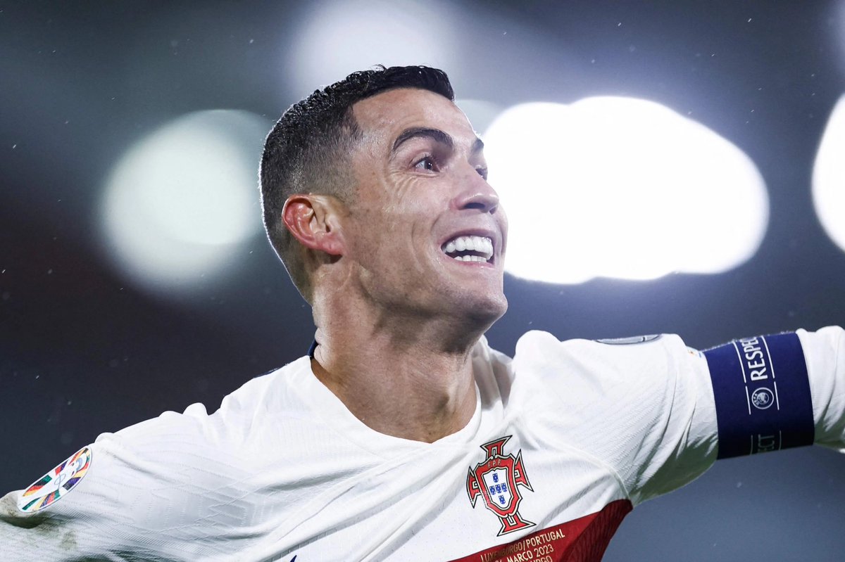 ActuCR7_'s tweet image. 🚨 𝗖𝗥𝗜𝗦𝗧𝗜𝗔𝗡𝗢 𝗥𝗢𝗡𝗔𝗟𝗗𝗢 𝗥𝗘𝗧𝗥𝗢𝗨𝗩𝗘 𝗟𝗔 𝗙𝗘𝗠𝗠𝗘 𝗤𝗨𝗜 𝗟’𝗔 𝗔𝗜𝗗𝗘́… 𝗘𝗧 𝗣𝗥𝗢𝗠𝗘𝗧 𝗗𝗘 𝗟𝗨𝗜 𝗥𝗘𝗡𝗗𝗥𝗘 𝗟𝗔 𝗣𝗔𝗥𝗘𝗜𝗟𝗟𝗘 ❤️🍔

🎙️ Cristiano Ronaldo 🇵🇹 raconte avoir récemment retrouvé Edna, une employée de McDonald’s qui l’aidait lorsqu’il…