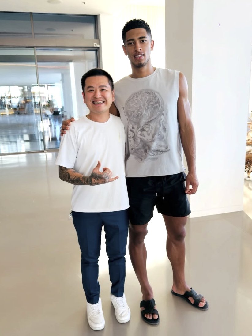 جود بيلينغهام مع أحد المشجعين في دبي. 🤍