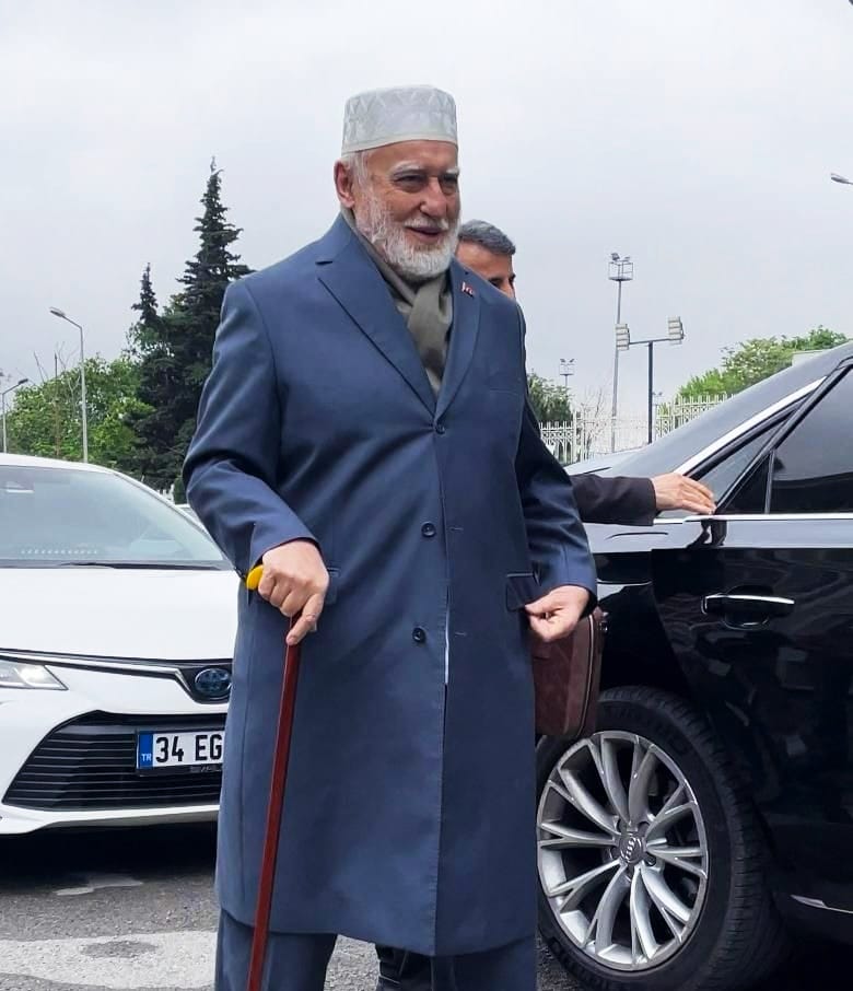 Bence de gayet karizmatik.