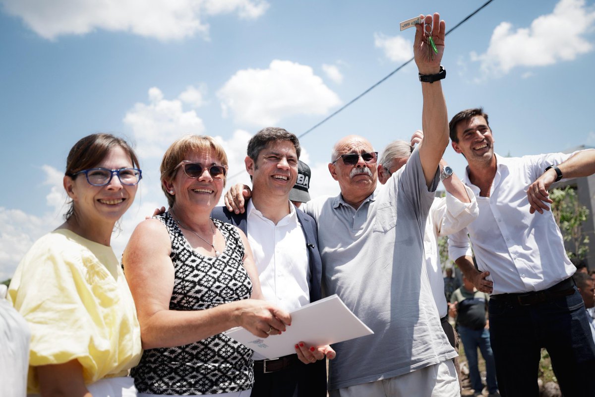 Vinimos a Tandil, donde el gobernador Axel Kicillof, junto al intendente radical Miguel Lunghi, encabezó un acto de entrega de viviendas.

Son 66 viviendas del barrio Villa Alegre de Tandil, que se suman a las 312 ya entregadas y a las 156 en marcha.

Hace ya 6 años que Kicillof