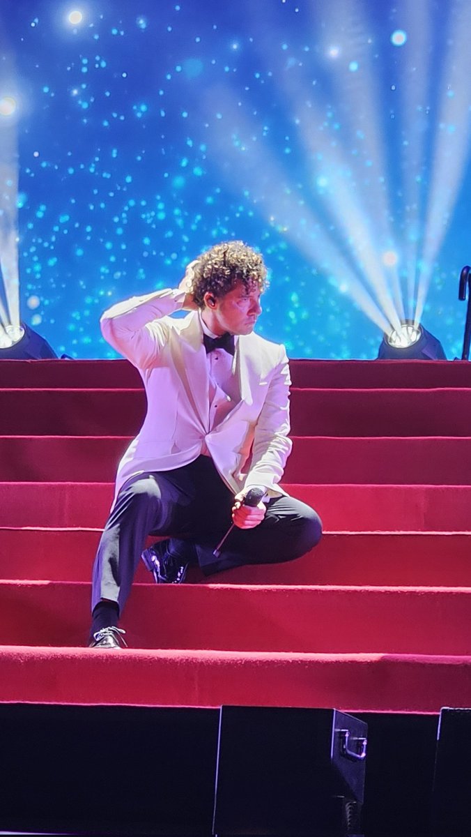 Ester_Barna's tweet photo. @davidbisbal En medio del ruido de la vida, tu voz es calma. Gracias por acompañar, por emocionar y por convertir una noche en un recuerdo inolvidable...🎶🎄💕 https://t.co/W7rN1wQf1O
