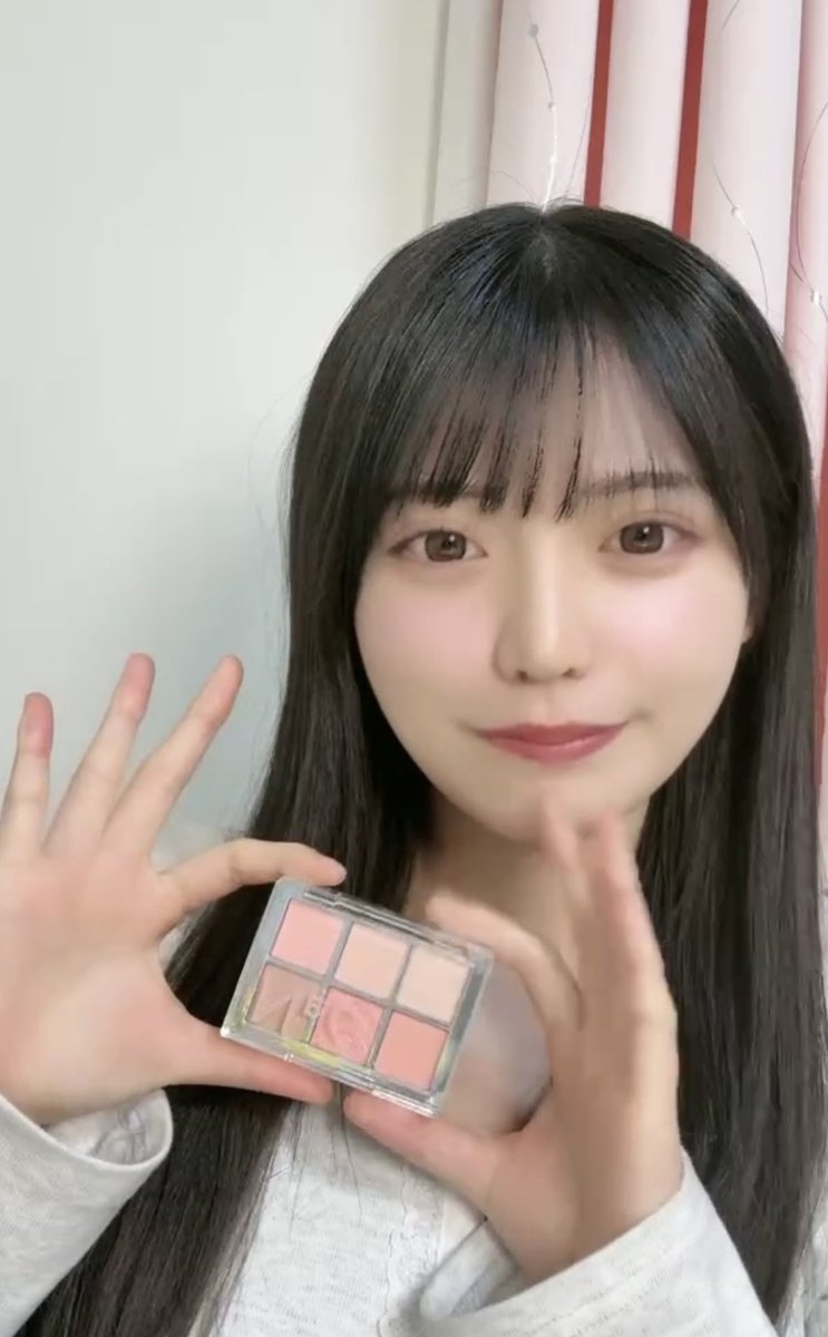 0728 クリスマスパーティのビンゴで当てたアイシャドウがかわいい石浜