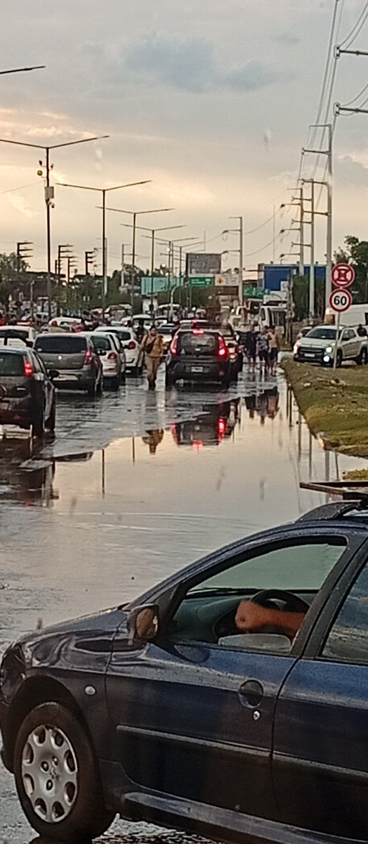 Ruta 8, altura San Martin. Colapsado por inundación. #Lluvia #Inundacion #corte