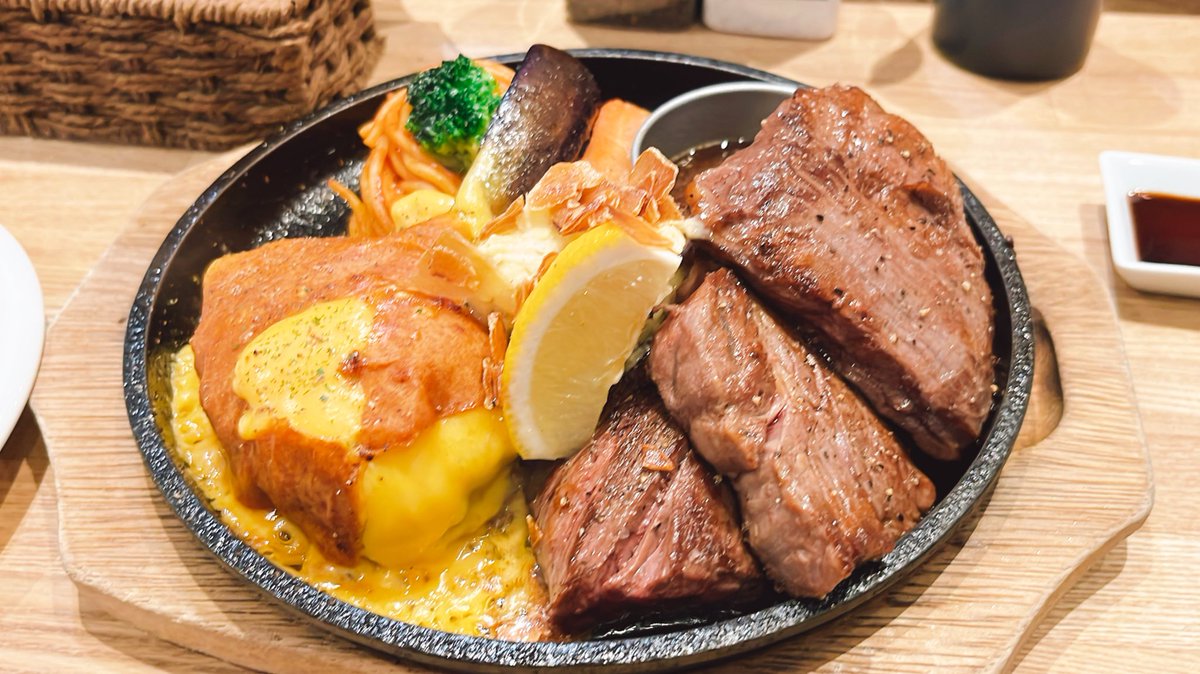 HIGEの500gプレート
チェダーバーグ＋ハンキングテンダー＋アメリカン＋アウトサイドの相盛り